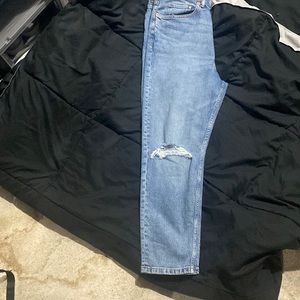 I’m selling some men blue cut at the knees jeans size 31 no tag never wear.